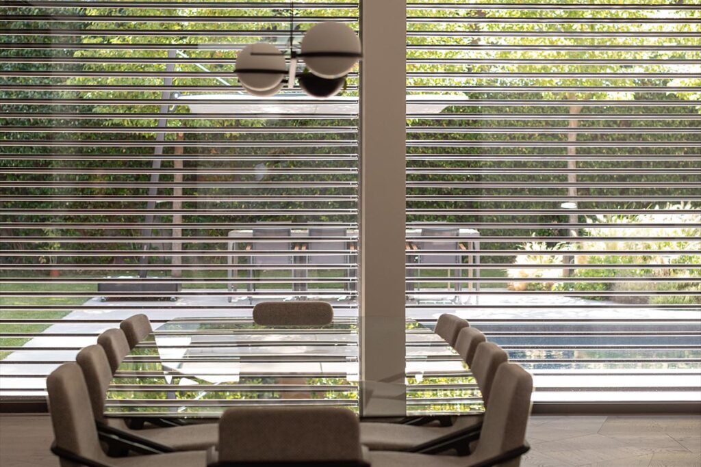 Particolari degli infissi blindati di design di una villa a Milano.